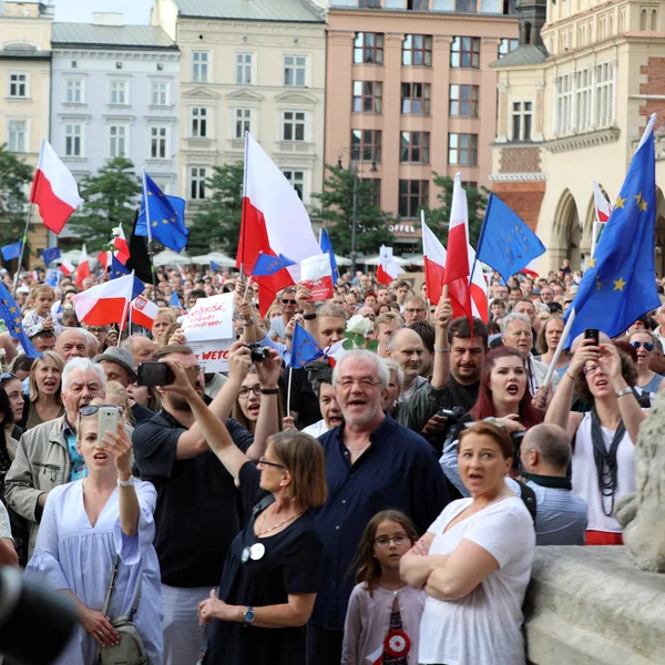 Еще один день в Кракове тысячи людей протестуют против нарушения конституционного закона в Польше . — стоковое фото