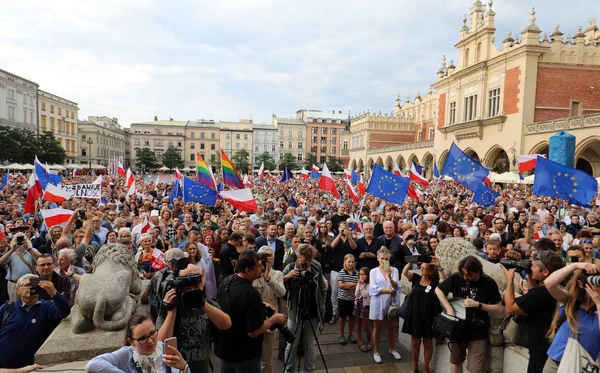 Ще один день в Кракові тисячі людей протест проти порушення конституційного права в Польщі. — стокове фото