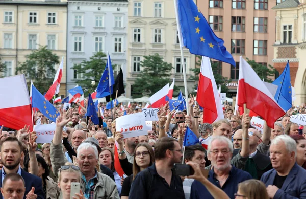 Bir gün daha Cracow binlerce kişi protesto karşı ihlali Polonya Anayasa hukuku.