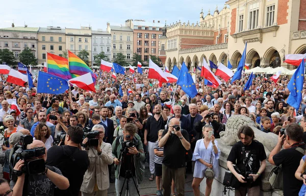 Еще один день в Кракове тысячи людей протестуют против нарушения конституционного закона в Польше . — стоковое фото