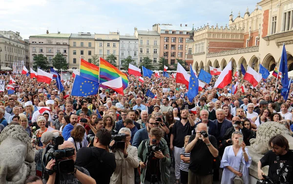 Ще один день в Кракові тисячі людей протест проти порушення конституційного права в Польщі. — стокове фото