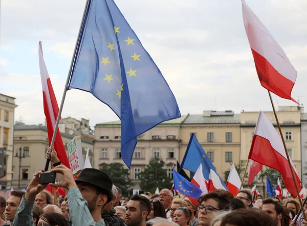 Ще один день в Кракові тисячі людей протест проти порушення конституційного права в Польщі. — стокове фото