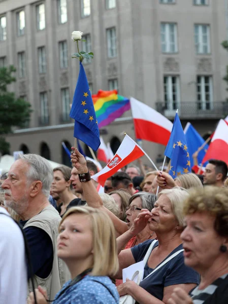 Otro día en Cracovia miles de personas protestan contra la violación de la ley constitucional en Polonia . — Foto de Stock