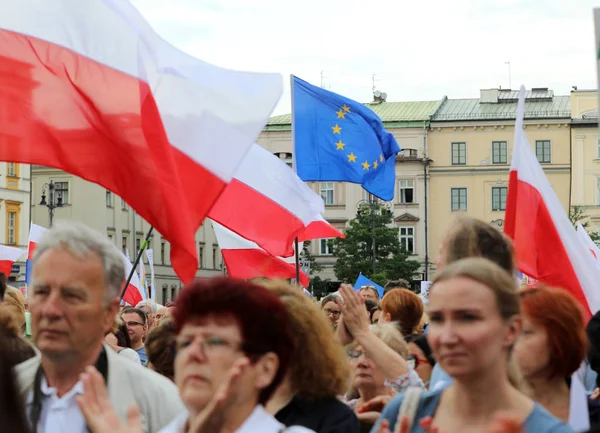 Еще один день в Кракове тысячи людей протестуют против нарушения конституционного закона в Польше . — стоковое фото