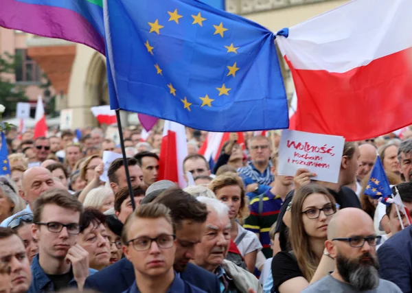 Kolejny dzień w Krakowie tysiące ludzi protestu przeciwko naruszenia prawa konstytucyjnego w Polsce. — Zdjęcie stockowe