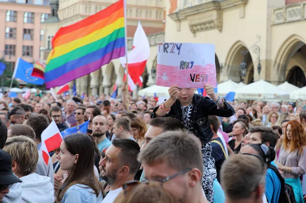 Ще один день в Кракові тисячі людей протест проти порушення конституційного права в Польщі. — стокове фото