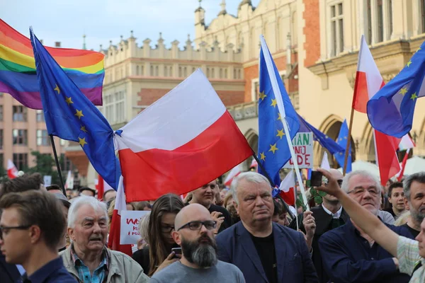 Ще один день в Кракові тисячі людей протест проти порушення конституційного права в Польщі. — стокове фото