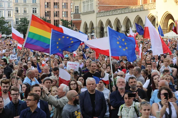 Ще один день в Кракові тисячі людей протест проти порушення конституційного права в Польщі. — стокове фото