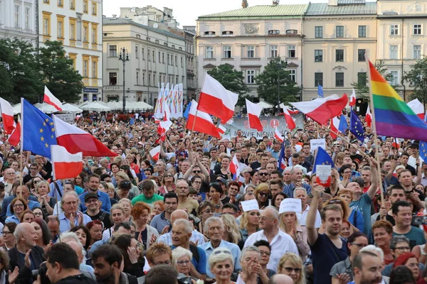 Ще один день в Кракові тисячі людей протест проти порушення конституційного права в Польщі. — стокове фото