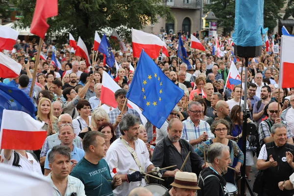 Еще один день в Кракове тысячи людей протестуют против нарушения конституционного закона в Польше . — стоковое фото