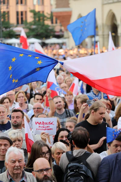 Ще один день в Кракові тисячі людей протест проти порушення конституційного права в Польщі. — стокове фото