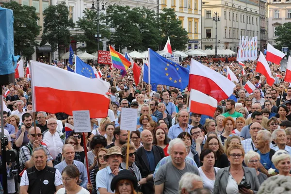 Еще один день в Кракове тысячи людей протестуют против нарушения конституционного закона в Польше . — стоковое фото