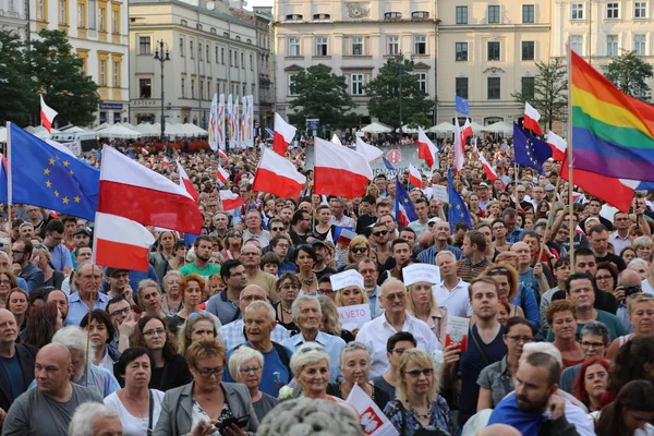 Bir gün daha Cracow binlerce kişi protesto karşı ihlali Polonya Anayasa hukuku.