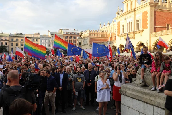 Bir gün daha Cracow binlerce kişi protesto karşı ihlali Polonya Anayasa hukuku.