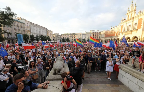 Ще один день в Кракові тисячі людей протест проти порушення конституційного права в Польщі. — стокове фото