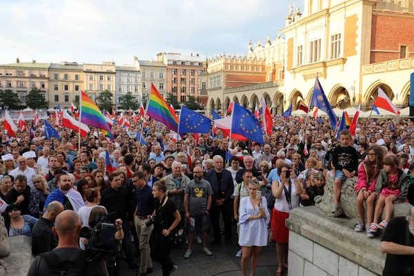 Bir gün daha Cracow binlerce kişi protesto karşı ihlali Polonya Anayasa hukuku.