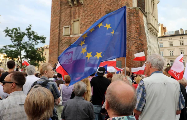Bir gün daha Cracow binlerce kişi protesto karşı ihlali Polonya Anayasa hukuku.