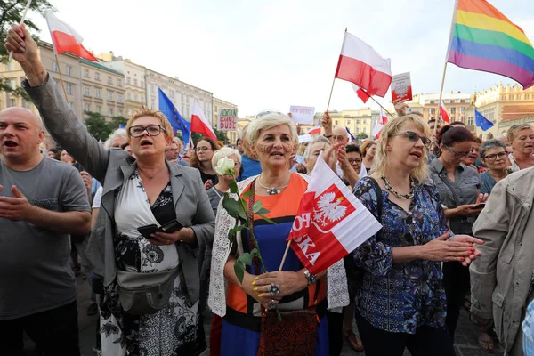 Ще один день в Кракові тисячі людей протест проти порушення конституційного права в Польщі. — стокове фото