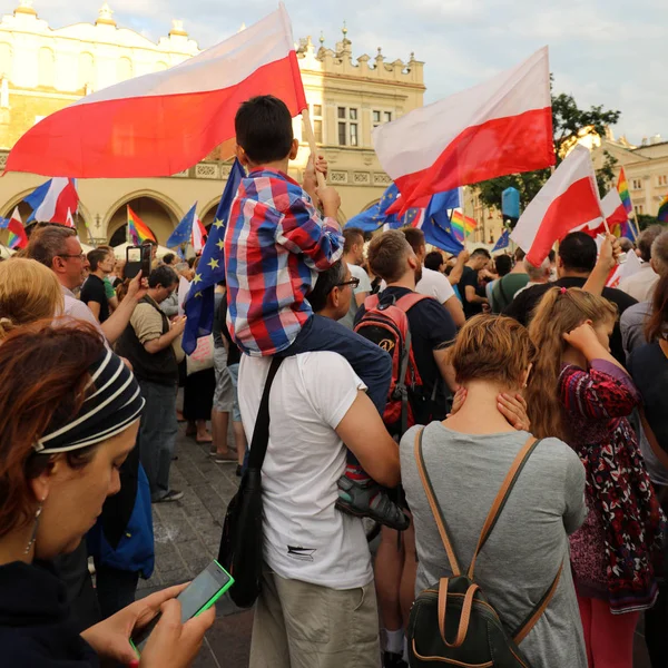 Bir gün daha Cracow binlerce kişi protesto karşı ihlali Polonya Anayasa hukuku.