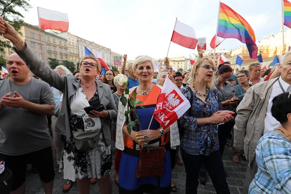 Ще один день в Кракові тисячі людей протест проти порушення конституційного права в Польщі. — стокове фото