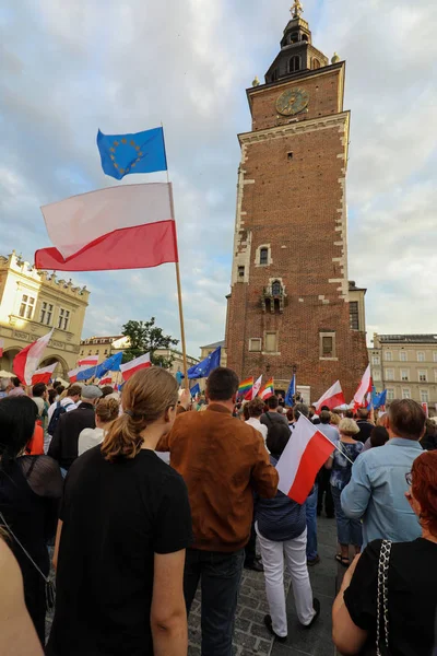 Bir gün daha Cracow binlerce kişi protesto karşı ihlali Polonya Anayasa hukuku.