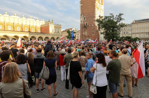 Bir gün daha Cracow binlerce kişi protesto karşı ihlali Polonya Anayasa hukuku.
