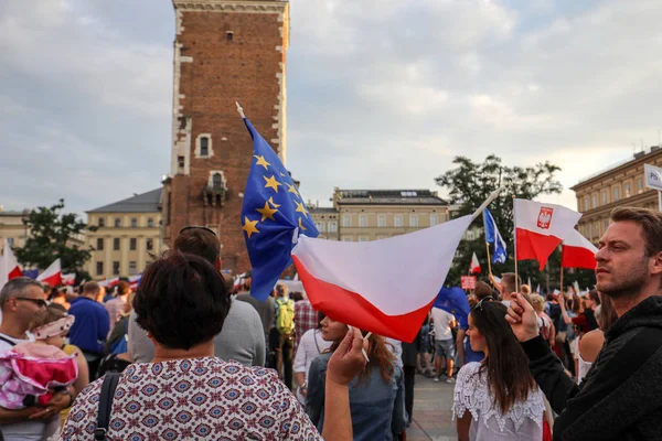 Bir gün daha Cracow binlerce kişi protesto karşı ihlali Polonya Anayasa hukuku.