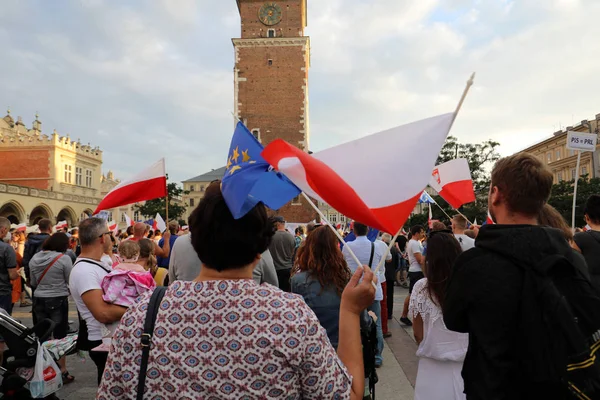 Bir gün daha Cracow binlerce kişi protesto karşı ihlali Polonya Anayasa hukuku.