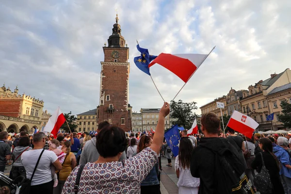 Bir gün daha Cracow binlerce kişi protesto karşı ihlali Polonya Anayasa hukuku.