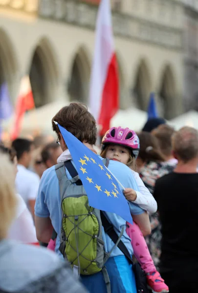 Egy másik nap Krakkóban több ezer ember az tiltakozás ellen sérti az alkotmányos joga Lengyelországban. — Stock Fotó