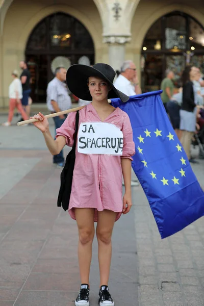 Otro día en Cracovia miles de personas protestan contra la violación de la ley constitucional en Polonia . —  Fotos de Stock