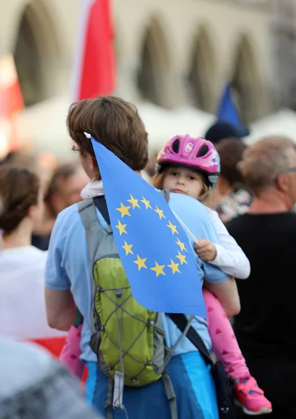 Bir gün daha Cracow binlerce kişi protesto karşı ihlali Polonya Anayasa hukuku.