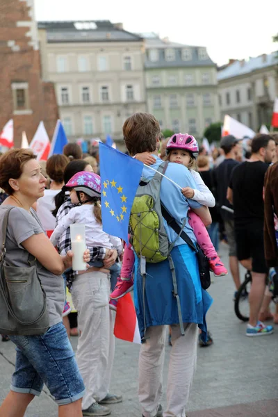 En annan dag i Cracow tusentals av människor protest mot brott den konstitutionella lagen i Polen. — Stockfoto