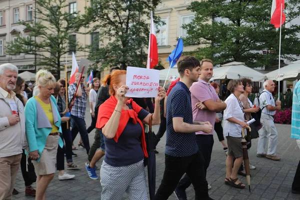 Bir gün daha Cracow binlerce kişi protesto karşı ihlali Polonya Anayasa hukuku.