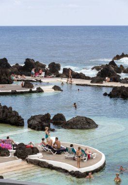 Porto Moniz doğal kaya Havuzu. Atlantik Okyanusu'ndan su ile ortak bir banyosu 's.