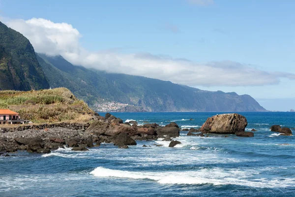 Uitzicht op de noordelijke kustlijn van Madeira, Portugal, in het Sao Vicente gebied — Stockfoto