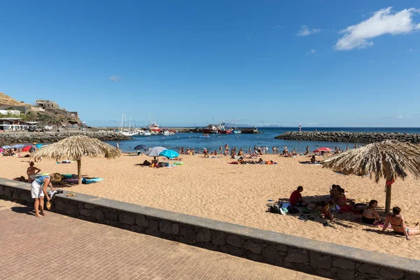 Ludzie są odpoczynku w słoneczny dzień na plaży w mieście Machico. Wyspa Madera, Portugalia — Zdjęcie stockowe