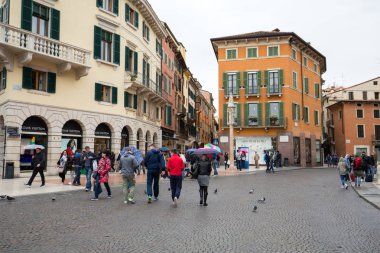 Verona tarihi şehir merkezi Piazza sutyen. İtalya