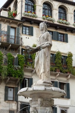  Çeşme Madonna Verona Piazza delle Erbe. Verona, İtalya
