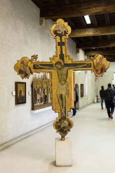 Castelvecchio'yu müzesinde haç. Verona, İtalya