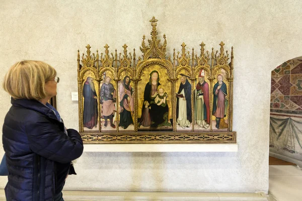 Madonna and Child with Saints conocido como El políptico de Aquila en el Museo Castelvecchio. Verona, Italia — Foto de Stock
