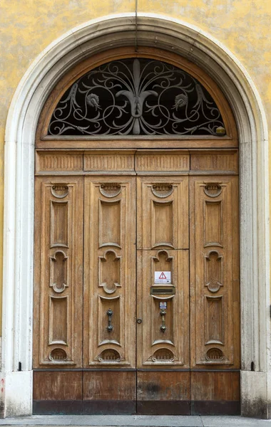 Вход в дом в Вероне, Венето, Италия, Европа  . — стоковое фото