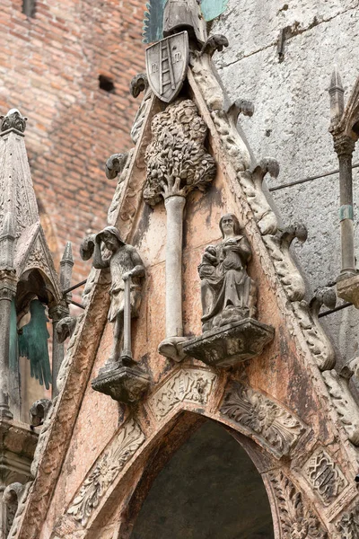 Scaliger graven, een groep van vijf gotische funeraire monumenten viert de familie Scaliger in Verona. Italië — Stockfoto