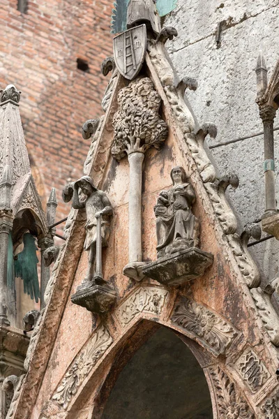 Výstaviště Veronafiere, skupina pěti gothic pohřební památníky slaví Scaliger rodiny ve Veroně. Itálie — Stock fotografie