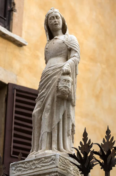 The tomb of Cansignorio, one of five gothic Scaliger Tombs, or Arche Scaligeri, in Verona. — Stock Photo, Image