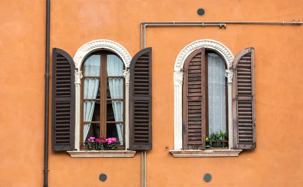 古い木製の雨戸やイタリアのカーテンで窓 — ストック写真