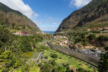  Sao Vicente 'nin çevresindeki köy ve teras ekimi. Madeira Adası, Portekiz 'in kuzey kıyısı.