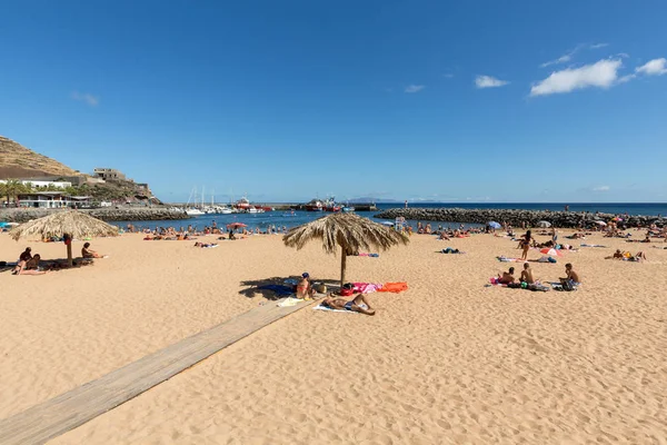 La gente riposa in una giornata di sole sulla spiaggia di Machico. Isola di Madeira, Portogallo — Foto Stock