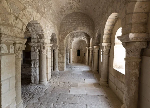 Románská kaple svatého Petra v opatství Montmajour nedaleko Arles, Francie. — Stock fotografie