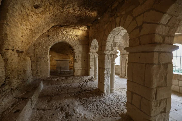 Románská kaple svatého Petra v opatství Montmajour nedaleko Arles, Francie. — Stock fotografie